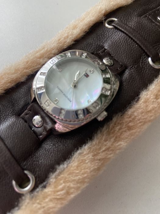 Кафяв часовник-гривна Tommy Hilfiger със седефен циферблат