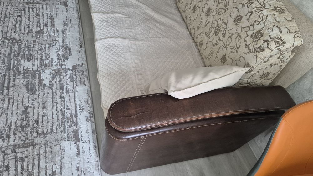 В продаже диван.
