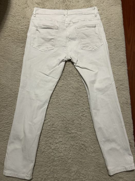 Blugi rupti albi Bershka