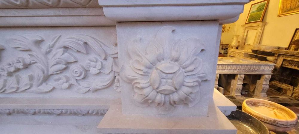 Masca de semineu din marmura