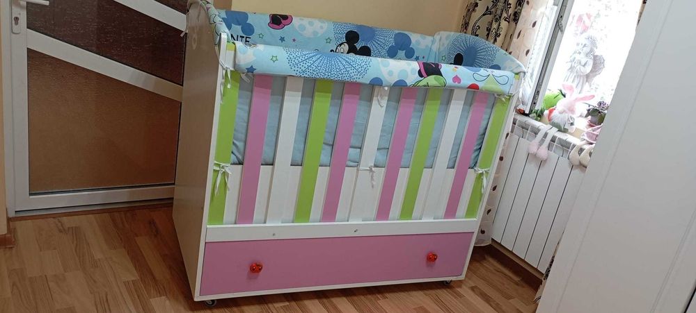 Vând pătuț copii din lemn include saltea si fețe pentru antilovire, și premergător 3in1 toate in stare foarte bună