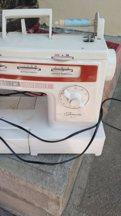Шевна машина Finesse 834 и кутийка сърчице с рози