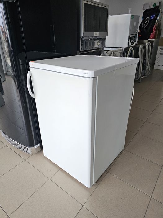 Малък хладилник с камера AEG