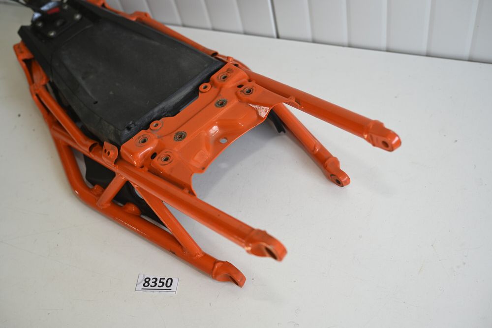 KTM DUKE 125 Cadru codita spate cu plastic baterie