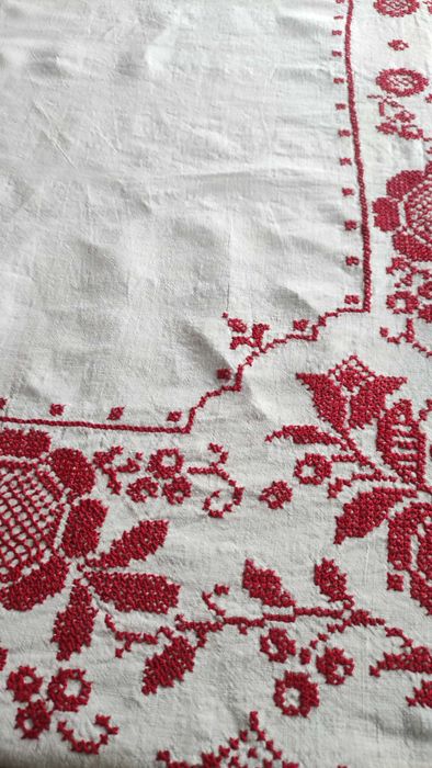 Покривка за маса с ръчна бродерия и с дантелена гарнитура на една кука