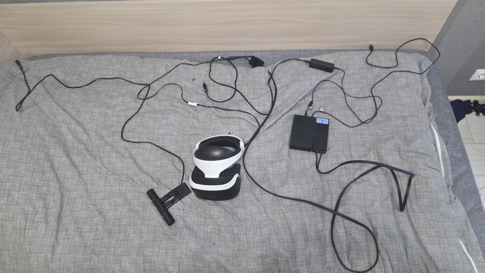 PlayStation VR (PS4) + камера

Продается комплект PlayStation VR для P
