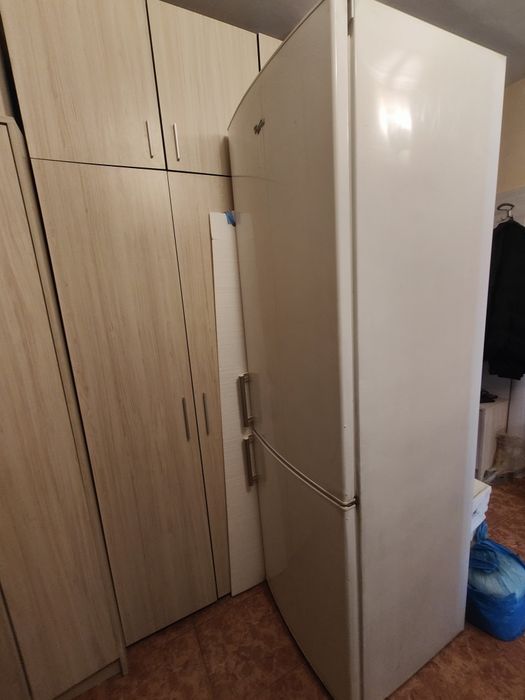 Продавам за части whirlpool хладилник с работещ долен фризер, размери 60/60/202 см.