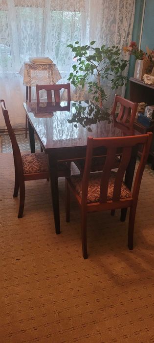 Set masa  extensibila si 4 scaune  din lemn masiv stare perfecta