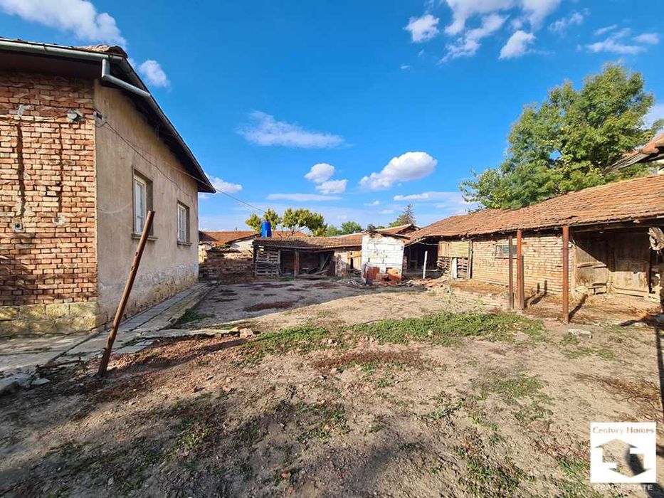 140327 Едноетажна къща с равен двор и кладенец в с. Бутово