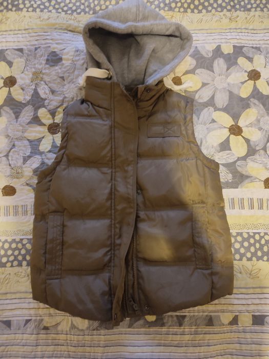 Детская жилетка с капюшоном