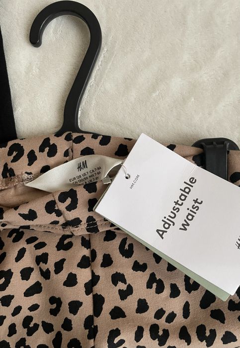 Нови (с етикет) клинчета на Hm за сладурка р-р 122/128!Два за 20 лв.!