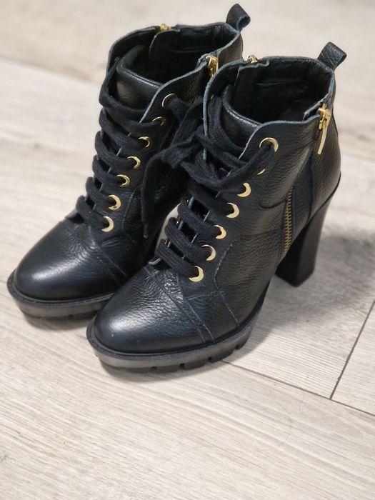 Vând cizmulițe piele naturala