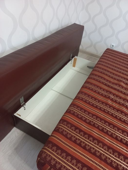 Диван с подушками и подлокотниками
