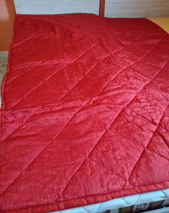 Продавам чисто нова,зимна,двулицева,капитонирана завивка.