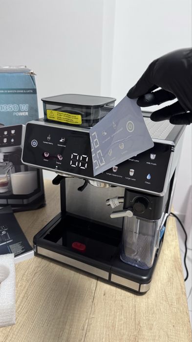 Espressor de cafea cu ecran tactil NOU cu folie pe el