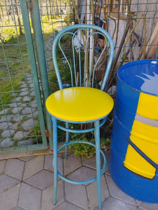 Vând doua seturi de mobilier pentru exterior ,unul nou și unul hand mad,care este confecționat dintr un butoi de tabla recondiționat și două scaune .