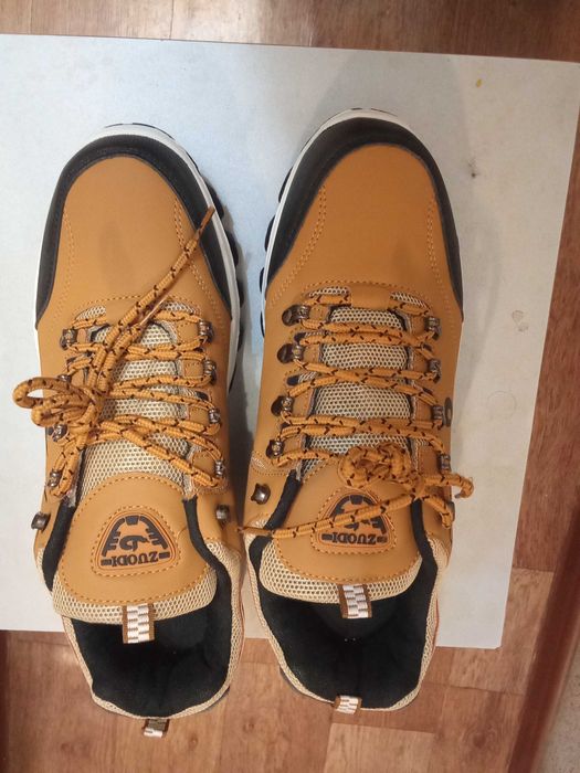 Трекинговые кроссовки для похода