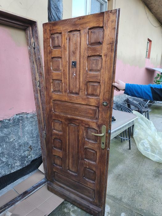 Vând ușa lemn masiv