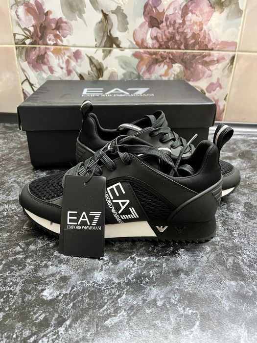 Продам кроссовки armani