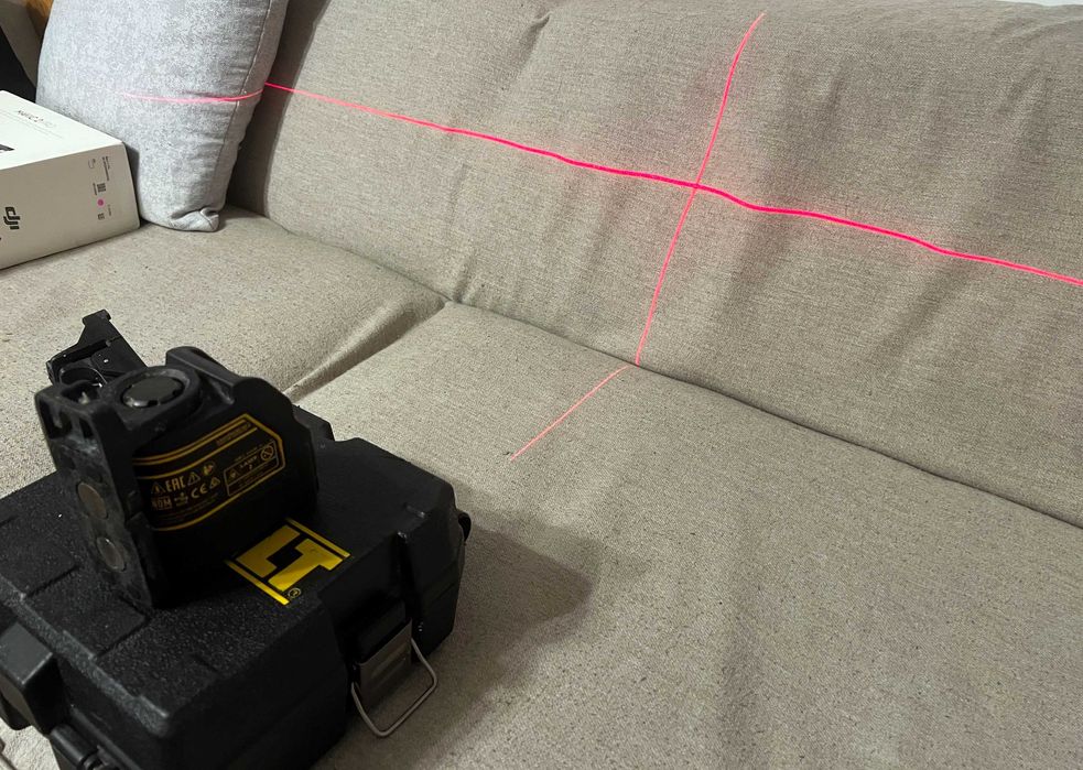 Nivela laser DeWalt DW088 cu 2 linii rosii si autonivelare cu precizie