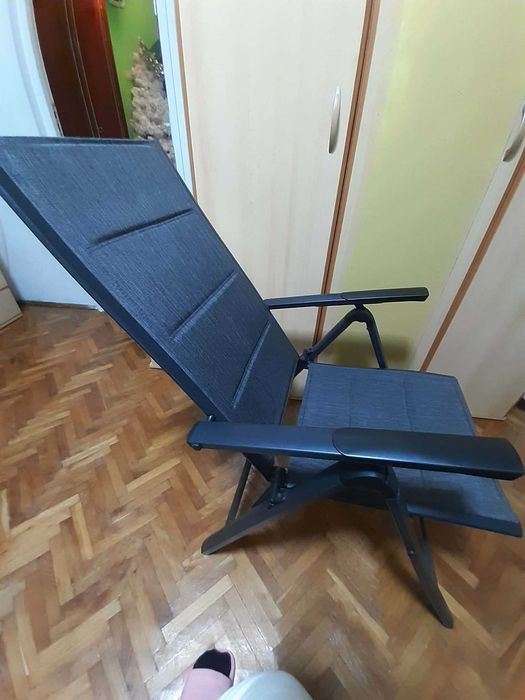 Vand scaun extensibil si pliant aproape nou , negru .