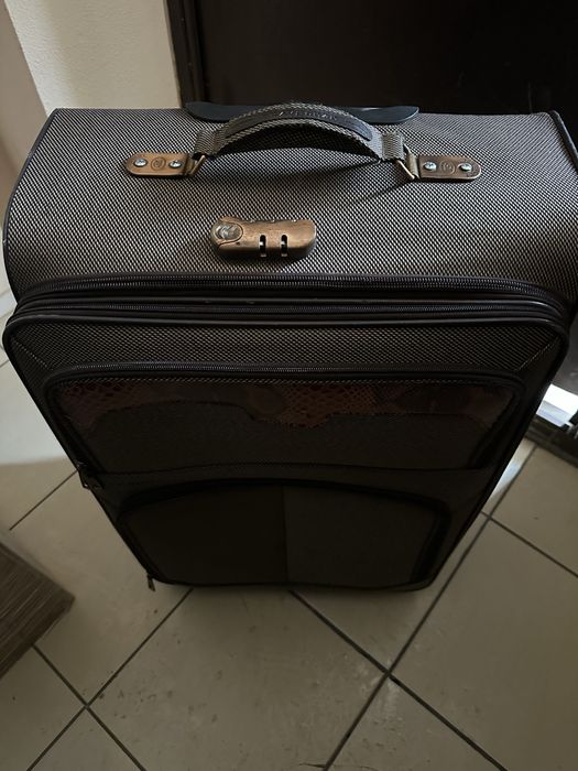 Продам недорого чемодан