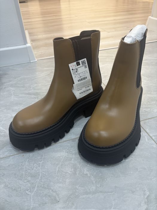 ботинки челси на массивной подошве.