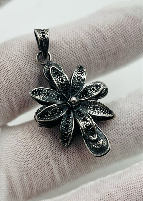 Филигранена невероятна висулка кръст и цвете с рубин