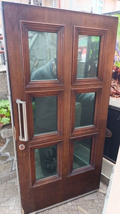 Входна врата с затварящ механизъм !