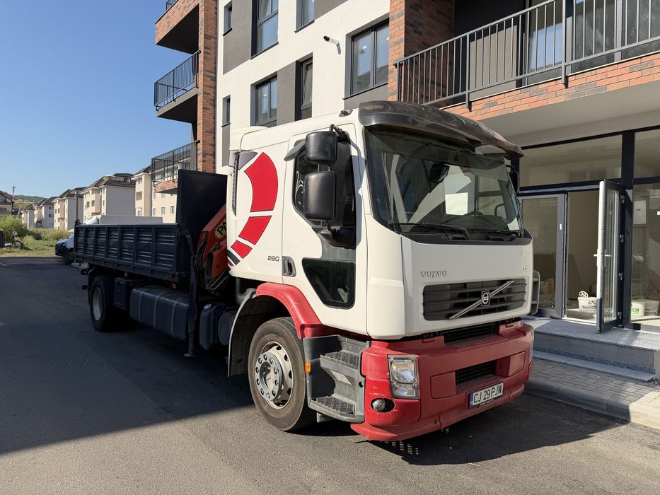 Camion Basculabil cu macara