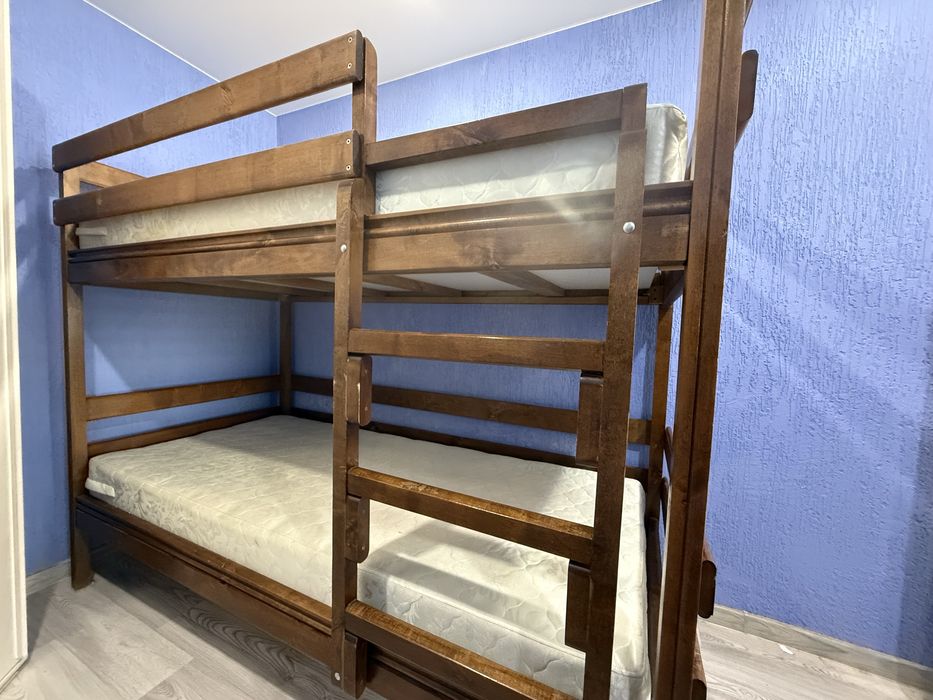 Деревянная кровать двух уровневая ручной работы