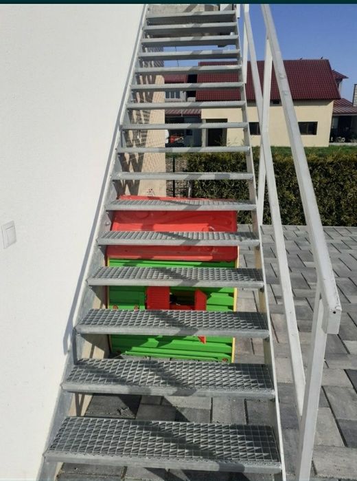 Vând scarii metalice zincate exterioare și pentru incendii , platforme