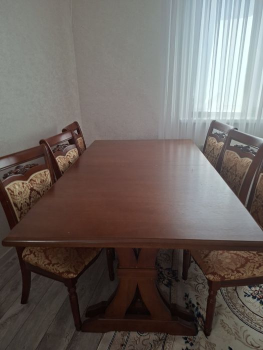 Гостиный стол ,стулья