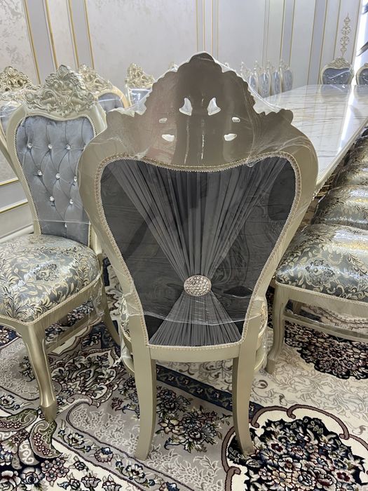 100%. Yongʻoqdan 24 kishilik stol stul