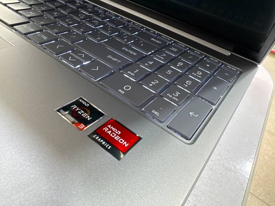 HP Ryzen 3-7320U DDR5 8/256 SSD 14 soat ishlagan holos yangiday