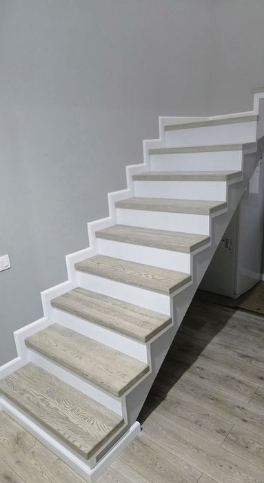 Scări interioare și balustrade din lemn masiv – Stejar, Frasin, Fag