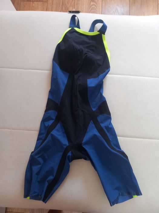 vând costum inot competiții marca HEAD