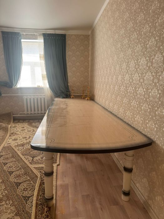 4 метрлік стол 14 стульясымен бірге сатылады. тез арада