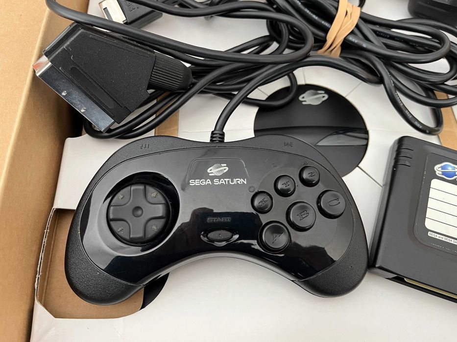 Sega Saturn - оригинална игрална конзола в кутия + игра и оригинална памет