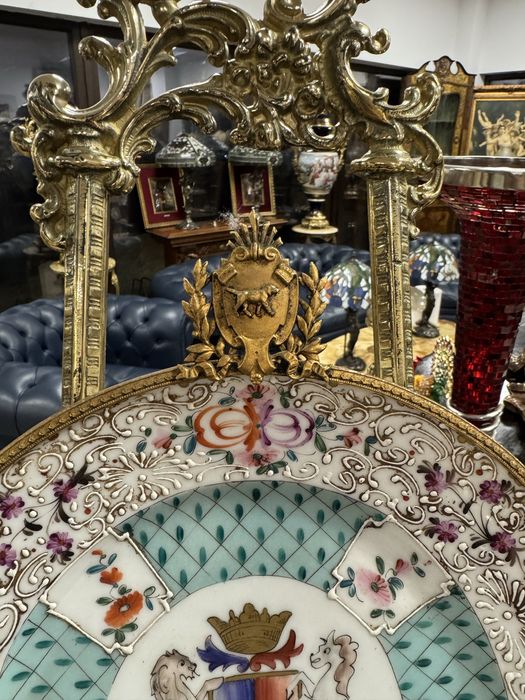 Farfurie decorativa de perete din portelan pictat manual si rama bronz