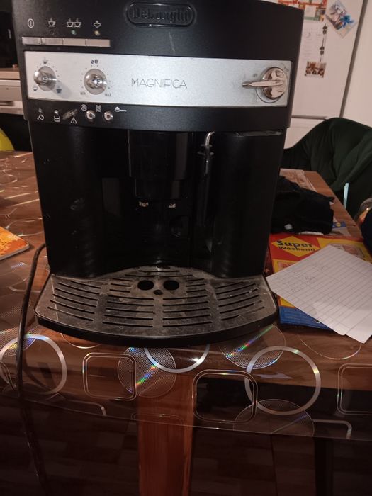 Vând mașină de cafea delonghi magnifica