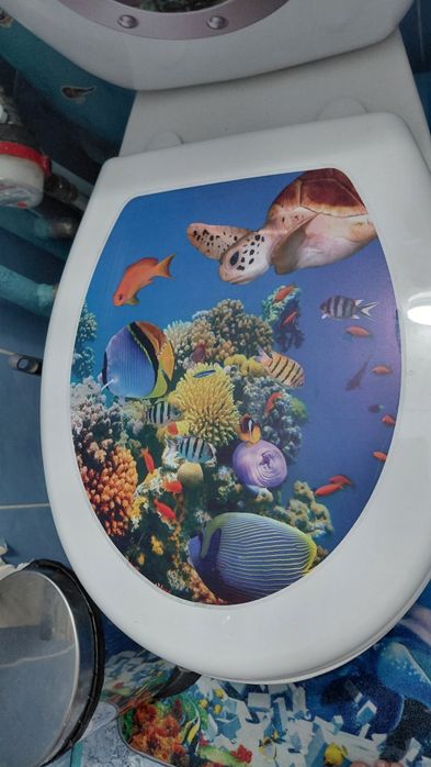 Наклейка на крышку унитаза