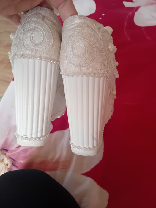 Vând pantofi de mireasă