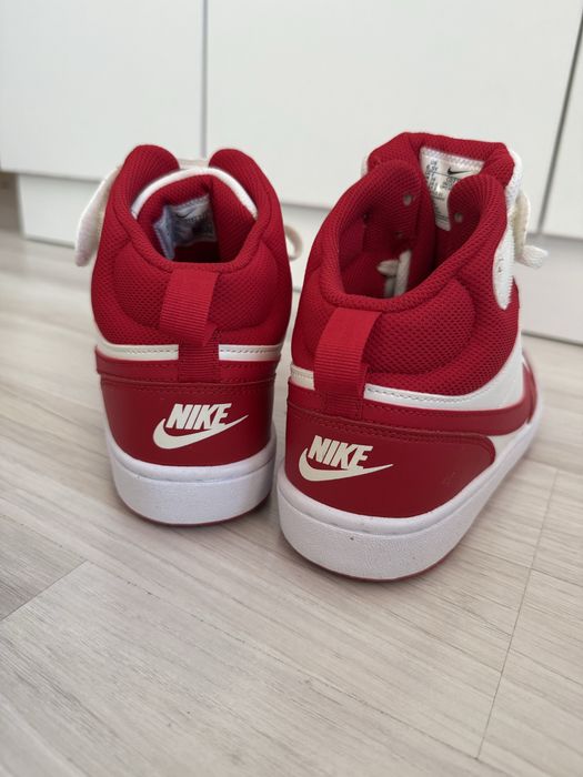 Спортни обувки nike червени