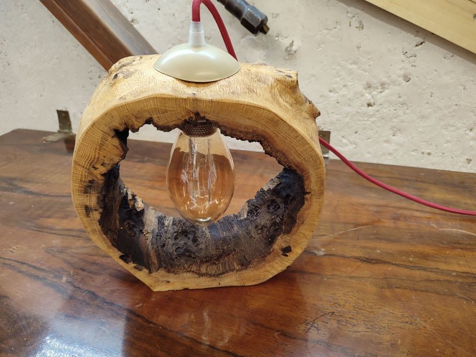 Ръчно изработена дървена лампа