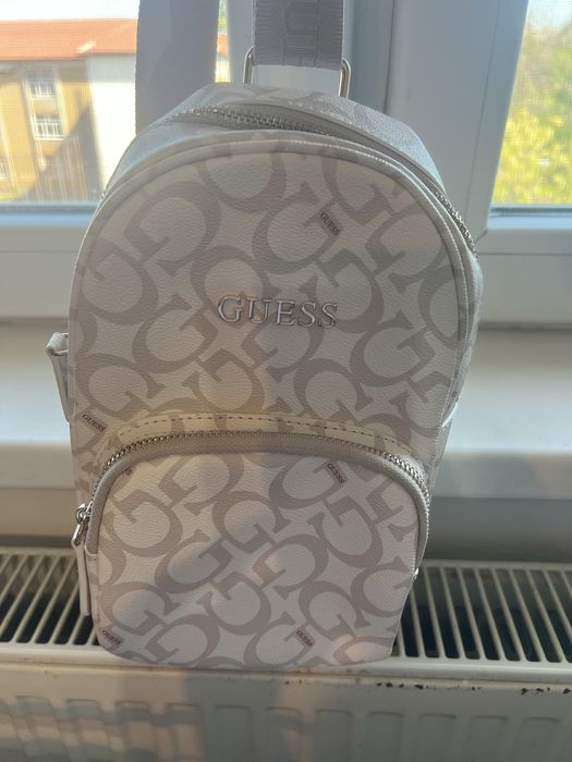 Vand rucsac Guess de dama pe umar