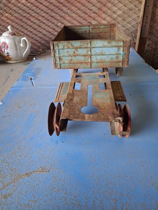 Машина игрушка жесть