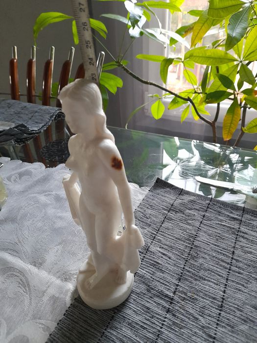 Мраморна статуя,кутия и ретро дамски колан