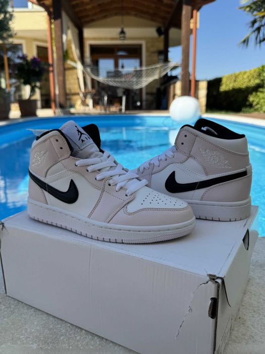 Jordan 1 Mid Barely Rose Дамски Кецове 36.5 EUR + Кутия Нови