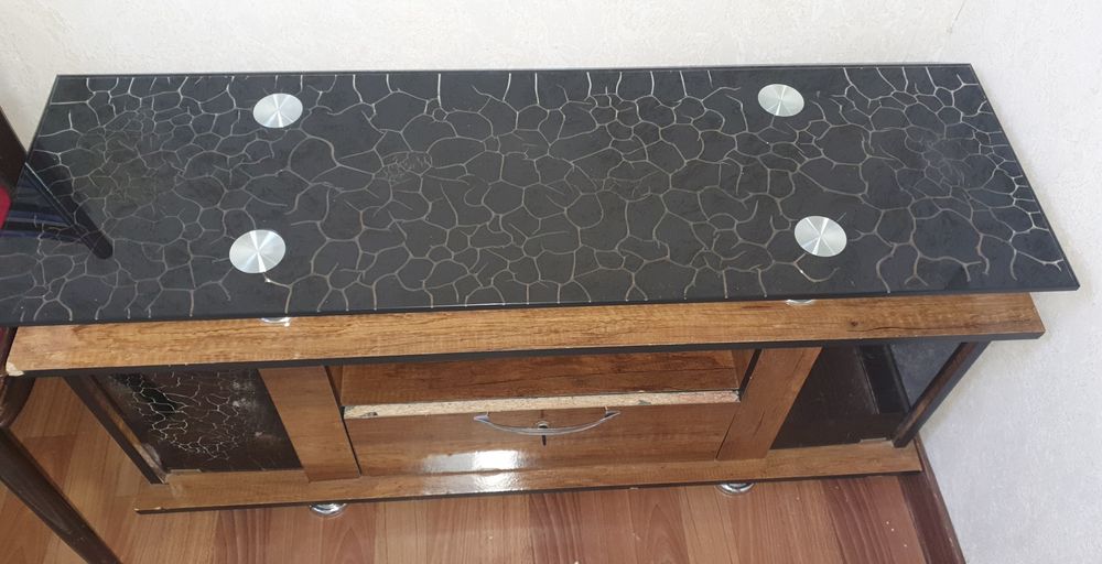 Подставка под телевизор в хорошем состоянии